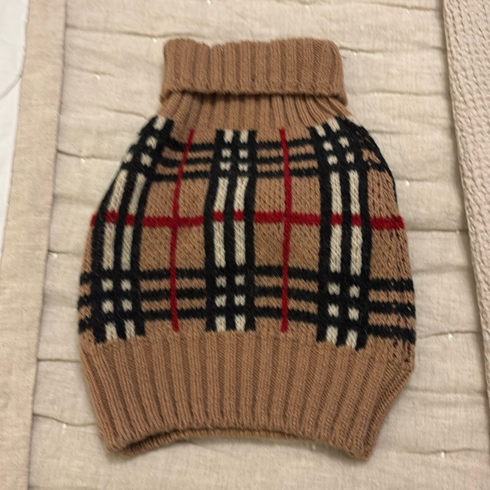 I am selling the most gorgeous dog seater from Burberry in a size S